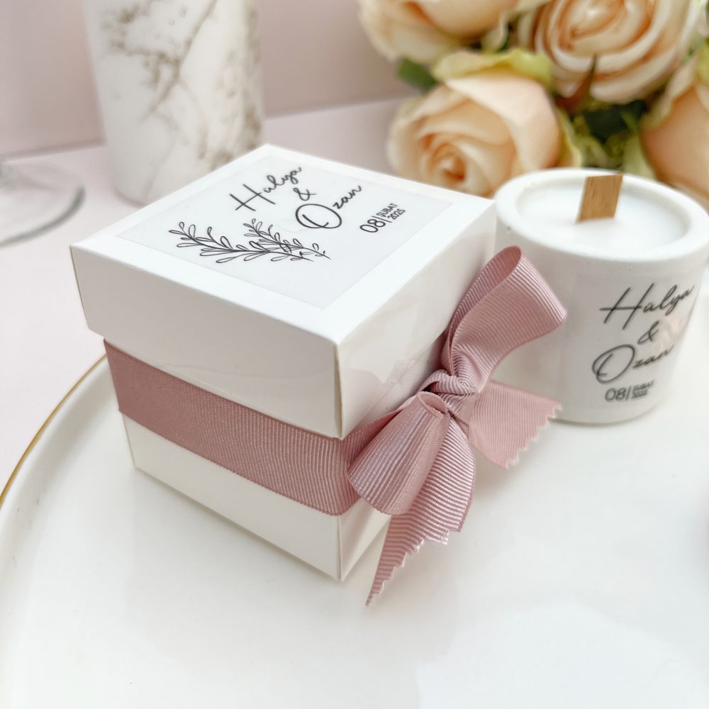 Kutulu Beton Hediyelik Mum, Pudra Kurdeleli